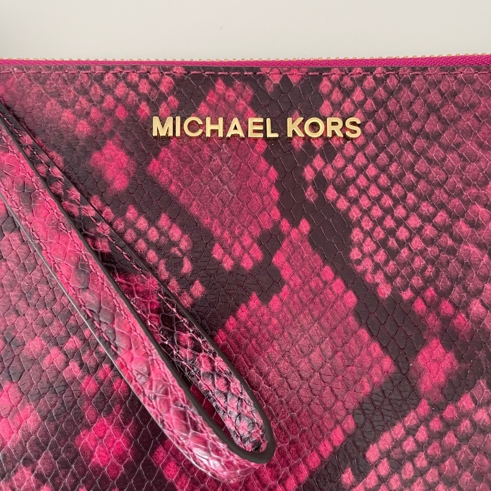Michael Kors Jet Set Large Zip Clutch
Fuschia Snakeskin Embossed Leather
New - Picture 6 of 9